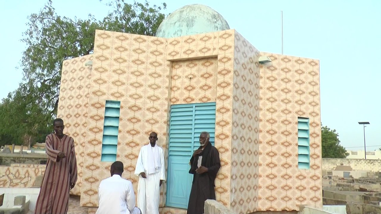 Ziaar aux cimetières de Diourbel où reposent de grandes figures du mouridisme Ziaar Armèelou Ndiarèm