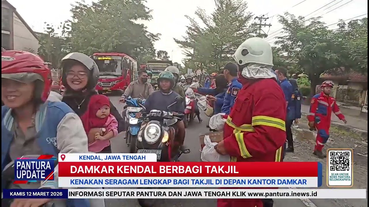 Kenakan seragam lengkap damkar Kendal berbagai takjil di jalan Pantura 