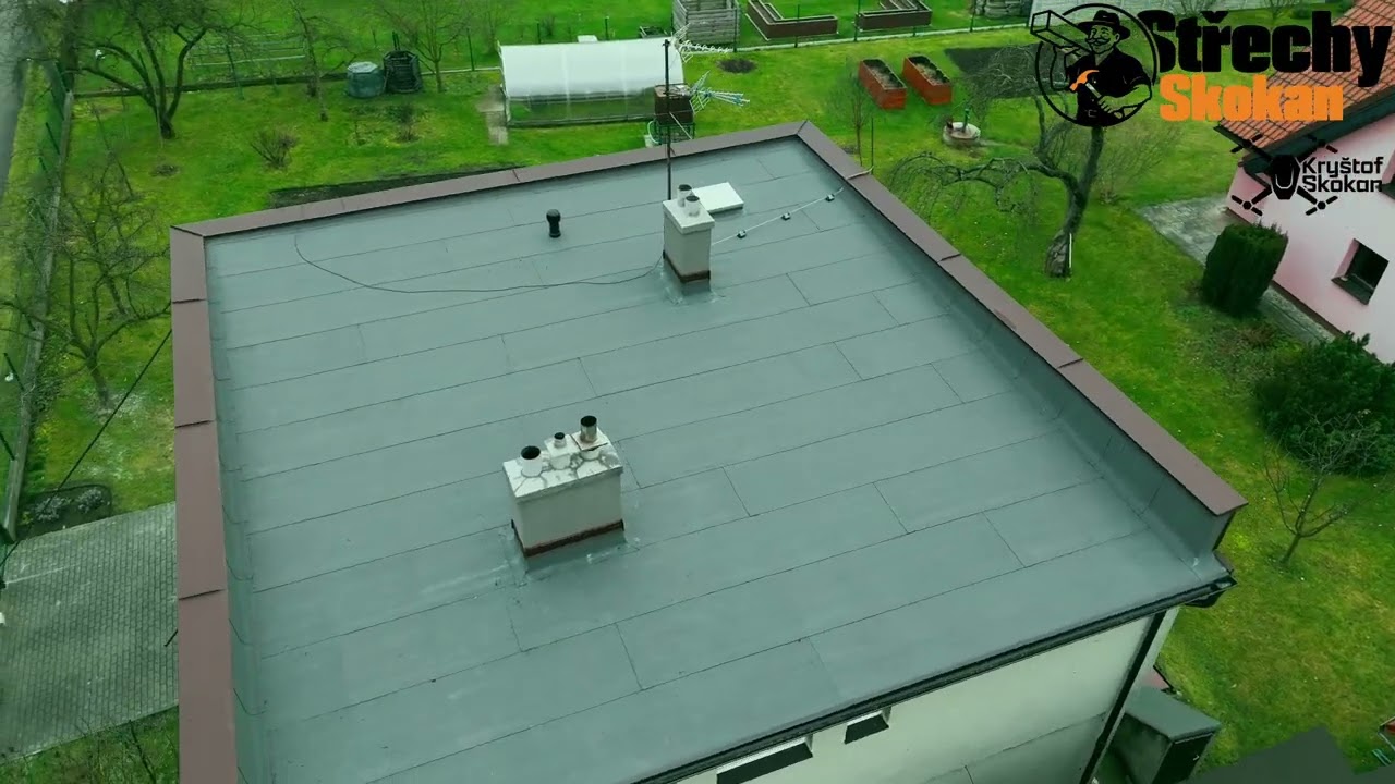 Výměna komplet krytiny ploché střechy RD Dobrá včetně oplechování RUUKKI a IZOBID Super 5,3+ doplňky