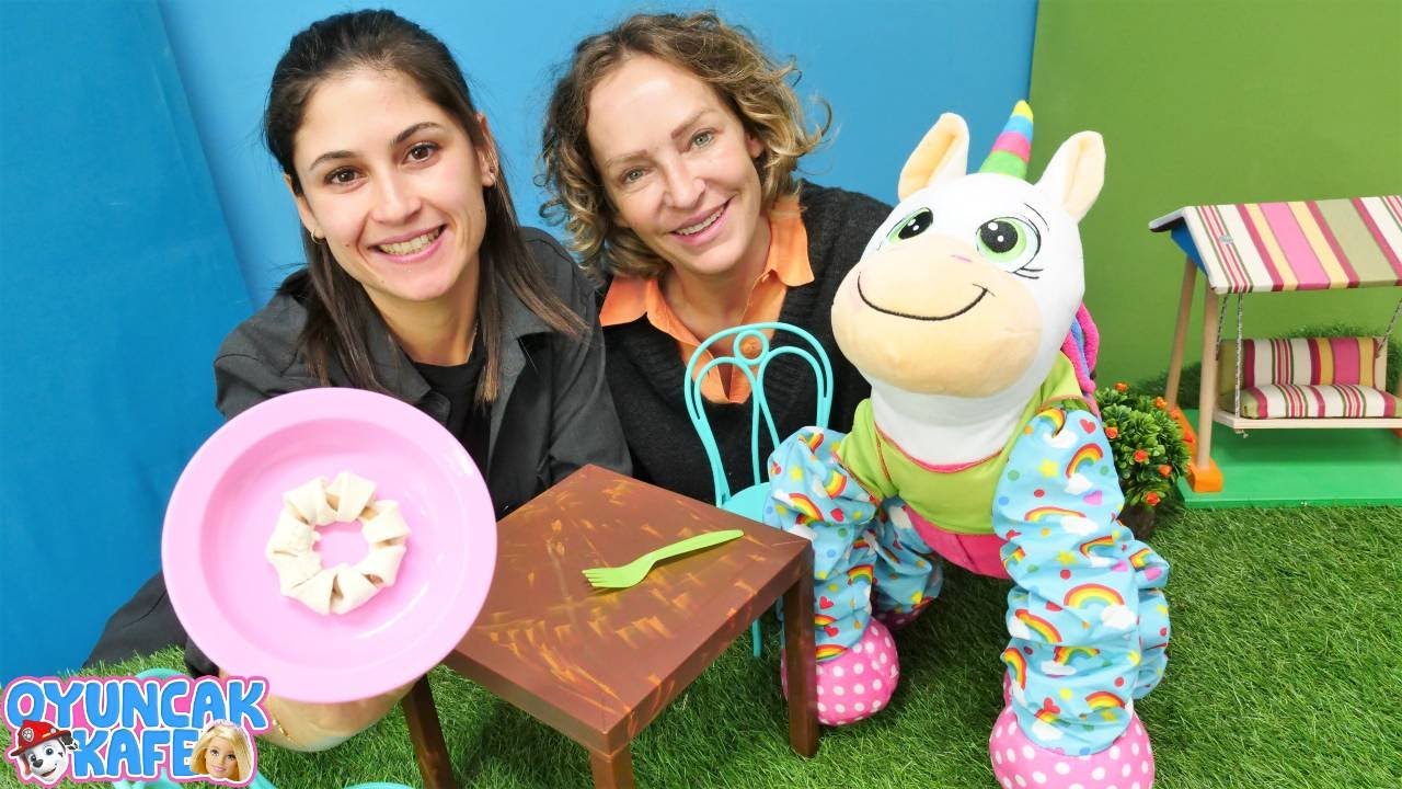 Çocuk videoları. Oyuncak Kafe - Unicorn için tavuklu çarkıfelek çöreği yapıyoruz.