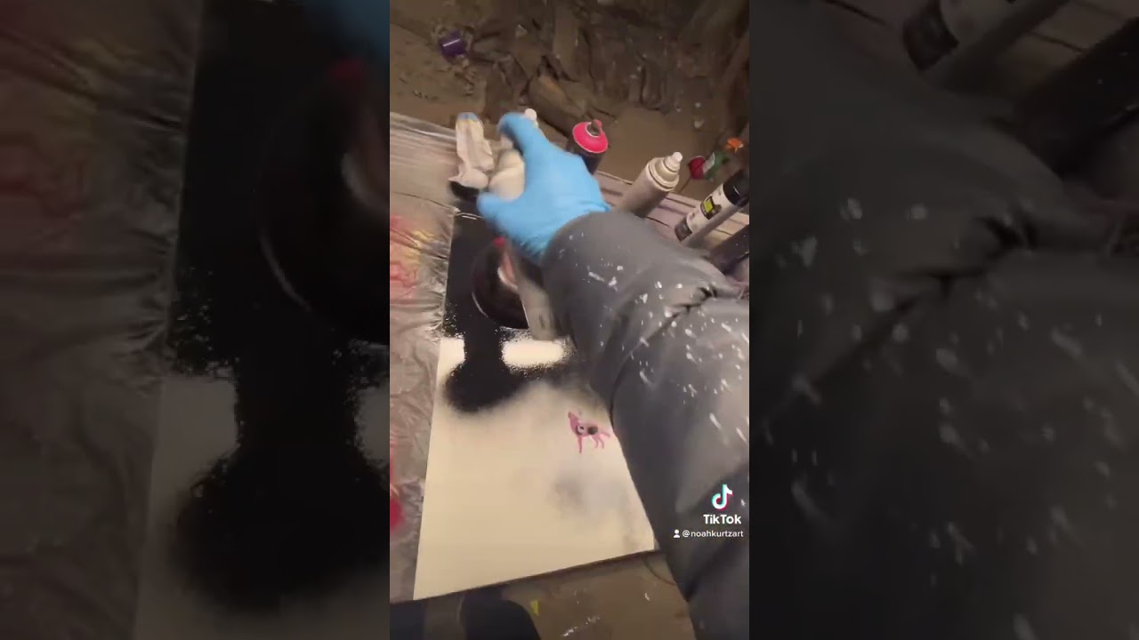 Spray painting a wolf howling at the moon!! #spraypaint #shorts #shortsfeed #art