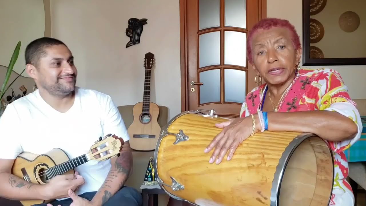 Leci Brandão tocando Tantan, canta “Perdoa”.