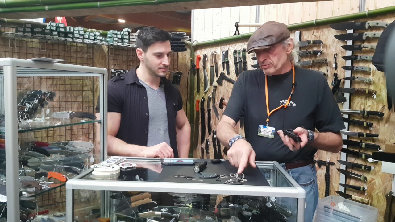 Fred Perrin sur le stand de la Coutellerie Tourangelle à Survival Expo 2019