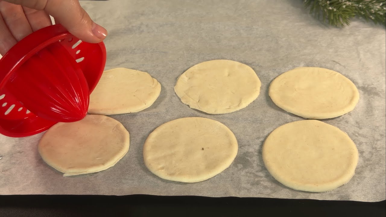 Прекрасная идея для закусок из слоеного теста на Рождество! Очень просто и вкусно!