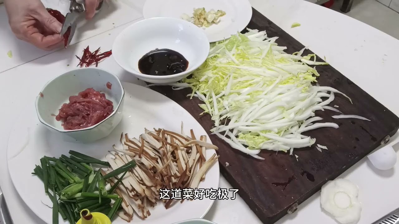 大白菜新吃，这样炒的大白菜，又脆不出汤，不喜欢吃白菜的，一定要试试，准备两碗大米饭#健康美食自己做 #来过来尝尝这个