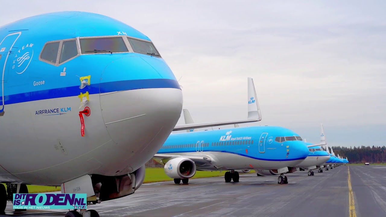 KLM vliegtuigen geparkeerd op Groningen Airport Eelde