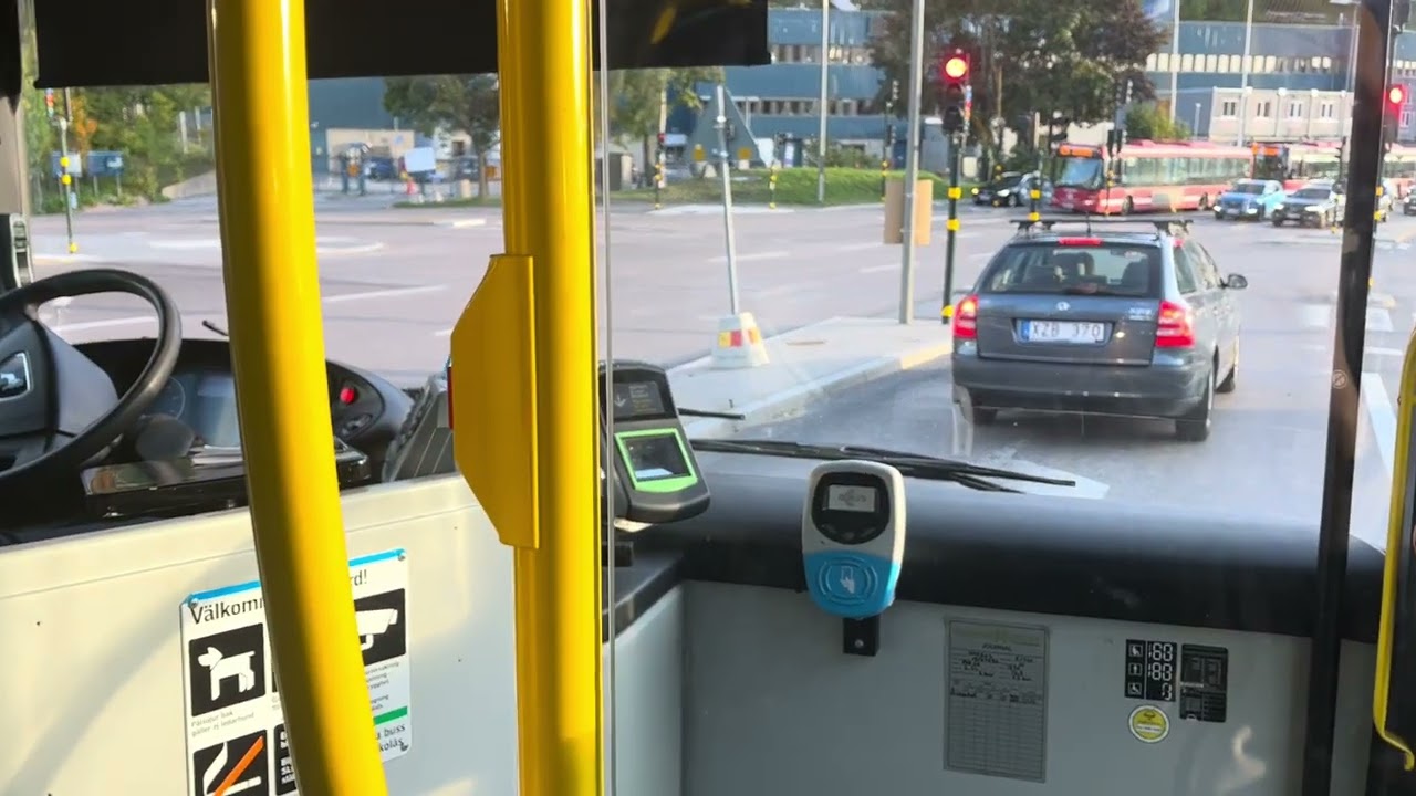 Resa med buss 402 från Slussen till Nacka forum