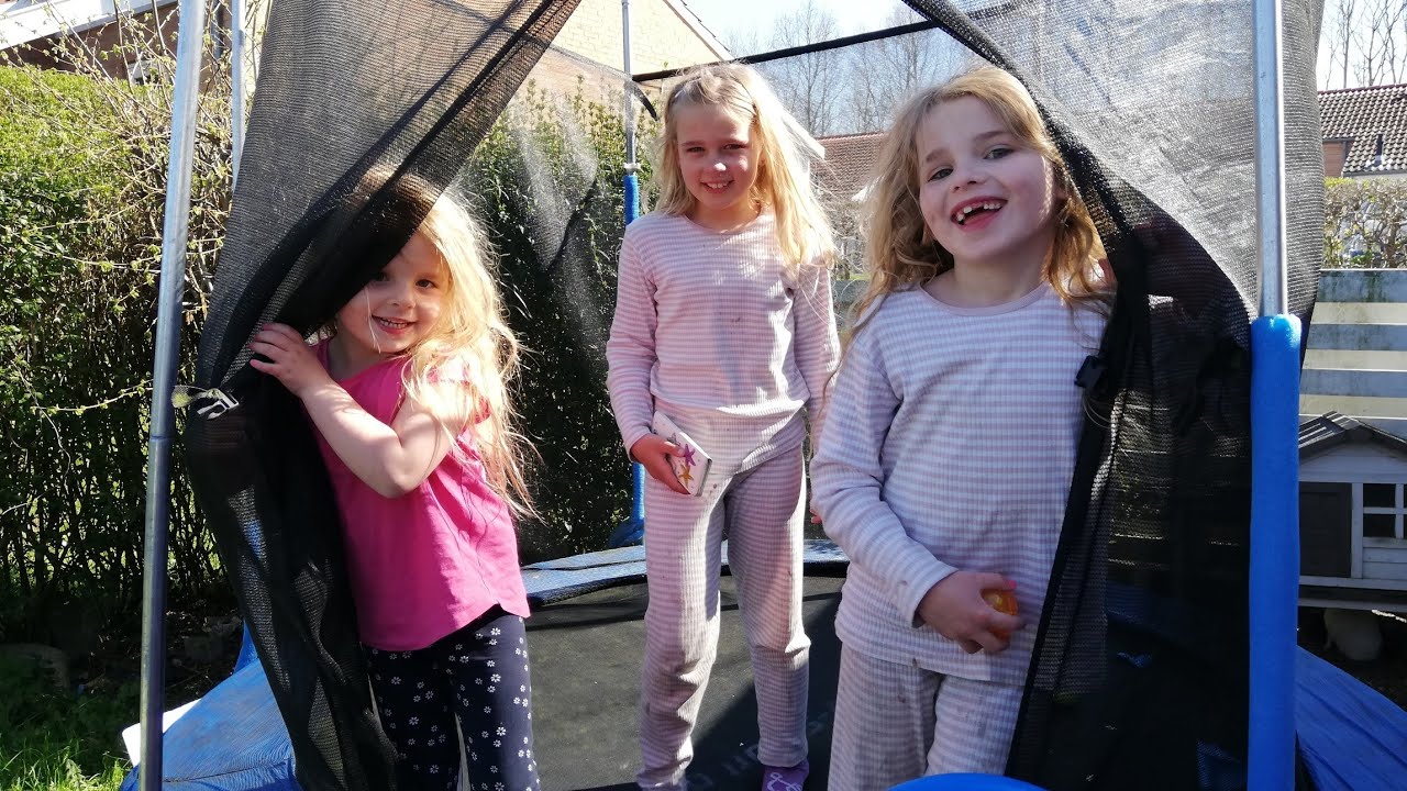 Pigerne får overtalt Nadia til at de kan sove hos Hollie igen🤭