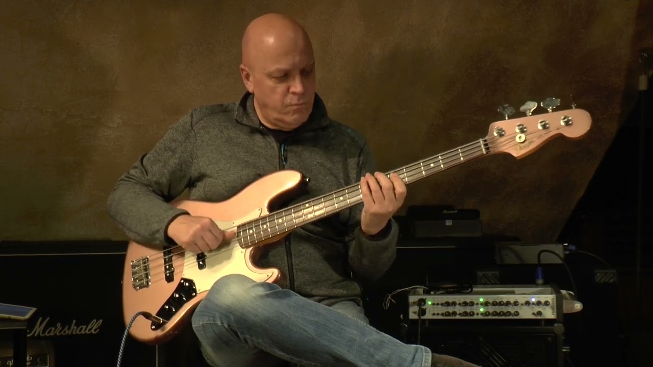 Fender Jazz Bass from 2002 in burgundy mist presented by Vintage Guitar Oldenburg and Detlef Blanke