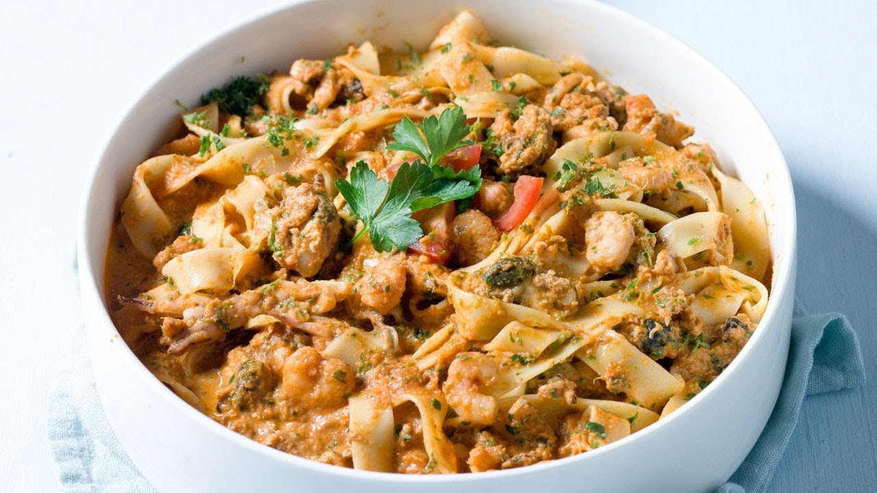 Tagliatelle met zeevruchten en pittige saus