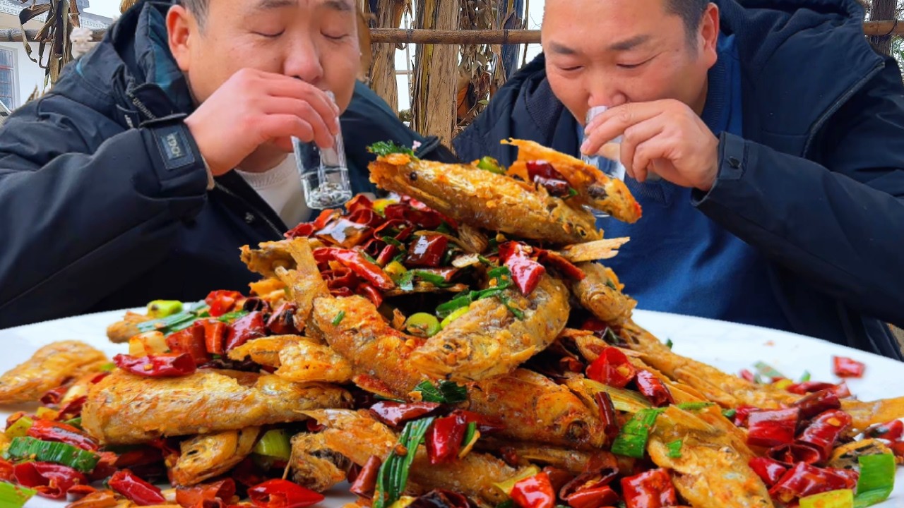 大哥想吃魚，二弟做“爆炒刁子魚”，香辣酥脆下酒吃太爽了【鐵鍋視頻】