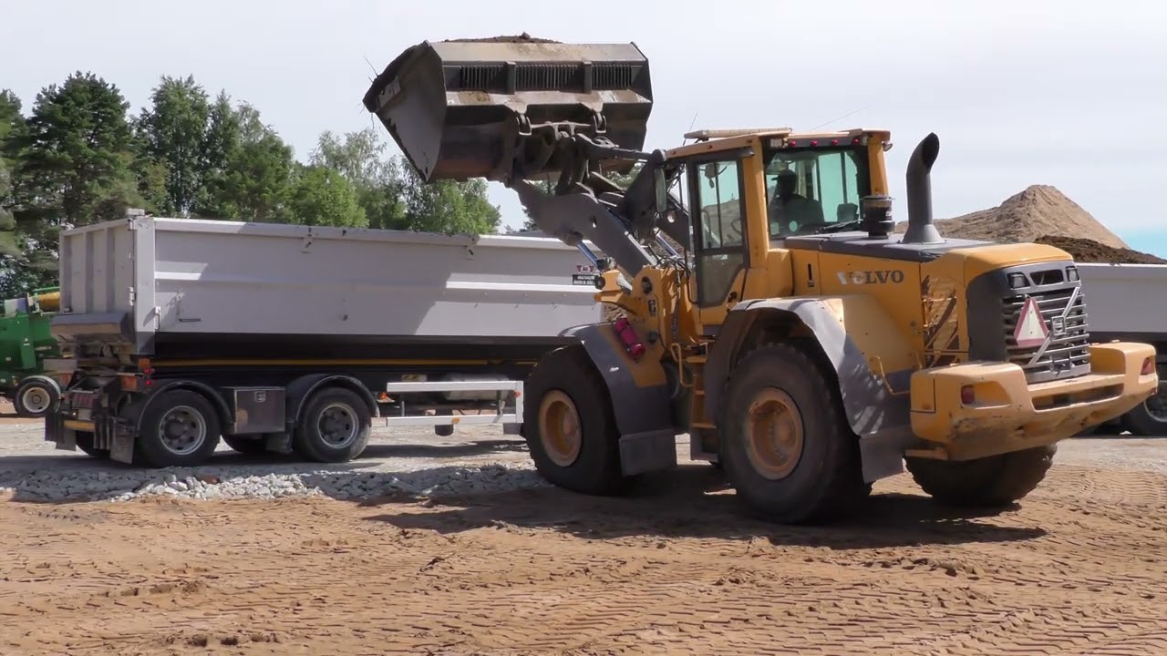 4K /Volvo L90F lastar jord på 8 Juli 2022