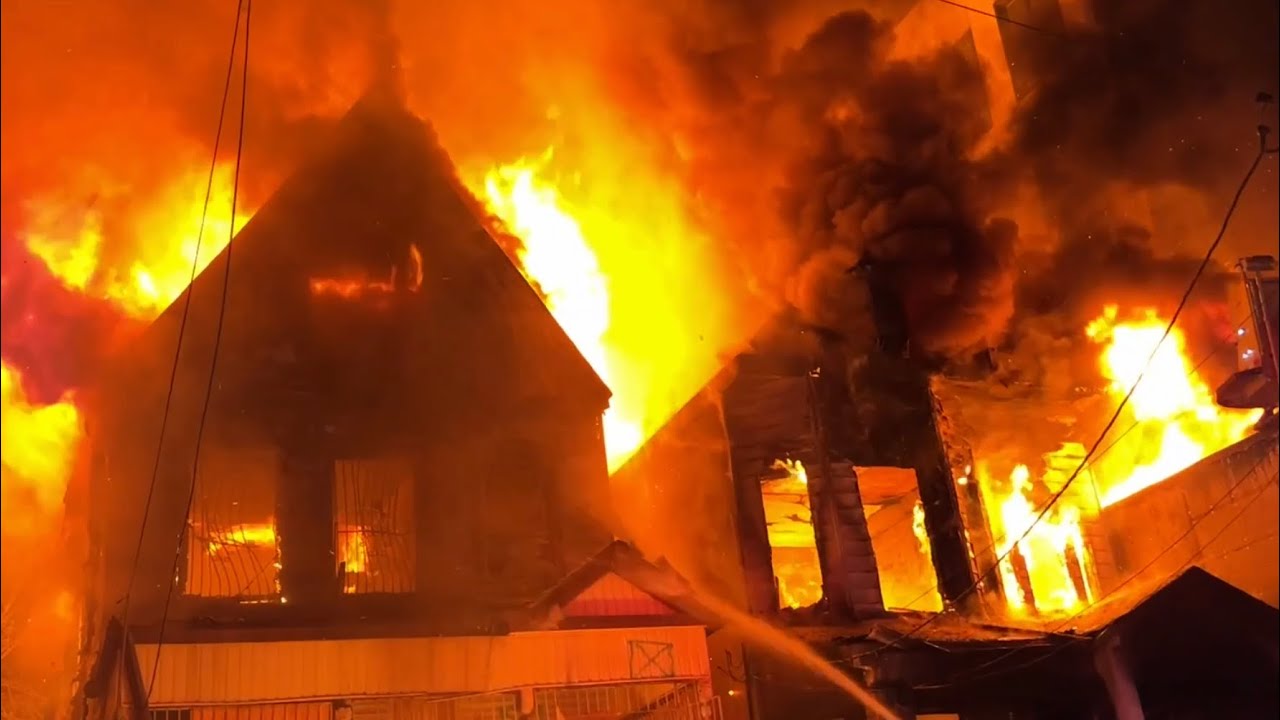 FDNY BOX 2528 ~ FDNY BATTLING MAJOR 4TH ALARM FIRE IN 2 VACANT DWELLINGS ON OGDEN AVENUE IN DA BRONX