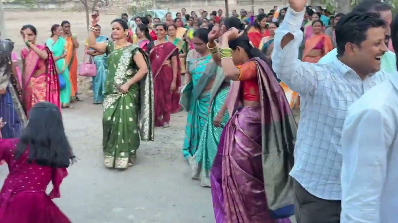 मालेगाव येथे नवरदेव मिरवणुक ! वर्हाडी मंडळाचा सुंदर डॅन्स 