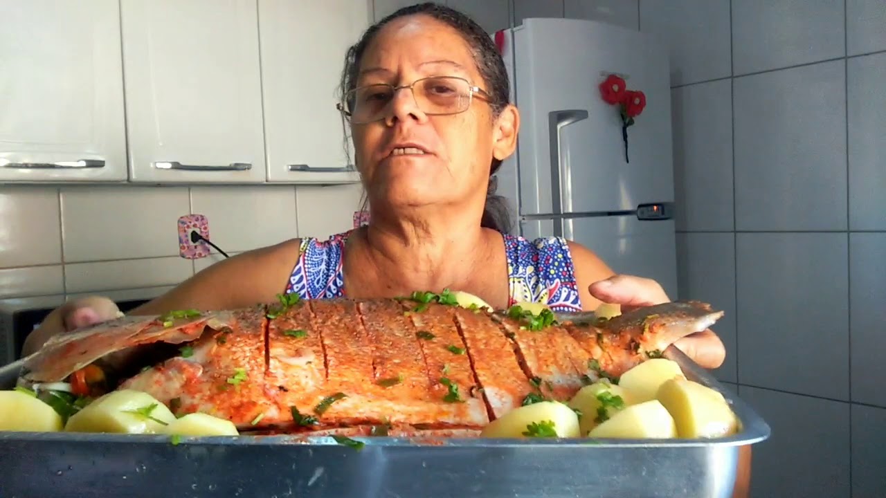 Peixe tambaqui assado com batata no forno elétrico