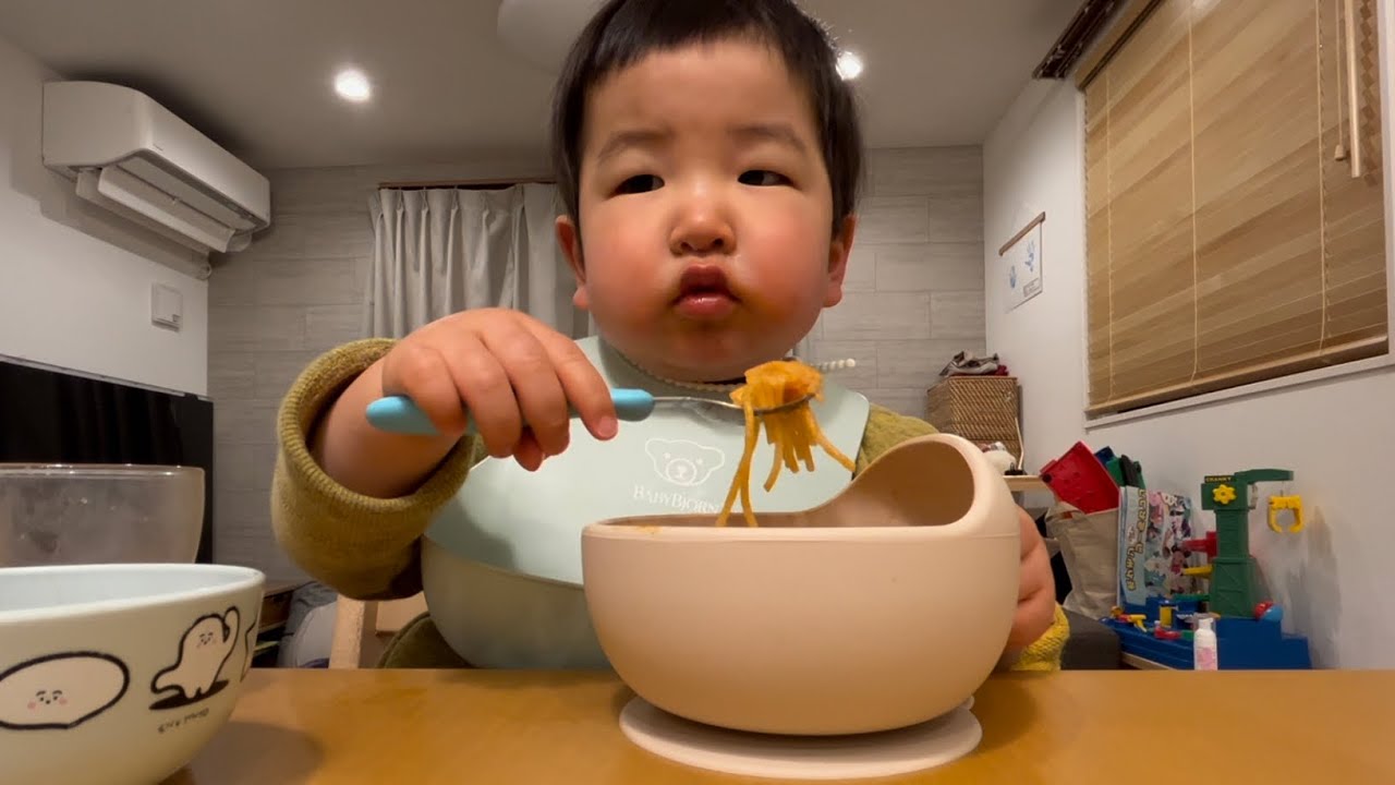 【2歳４ヶ月】ナポリタンを食べるりっくん ［2 years and 4 months old] Rikkun eating Neapolitan.