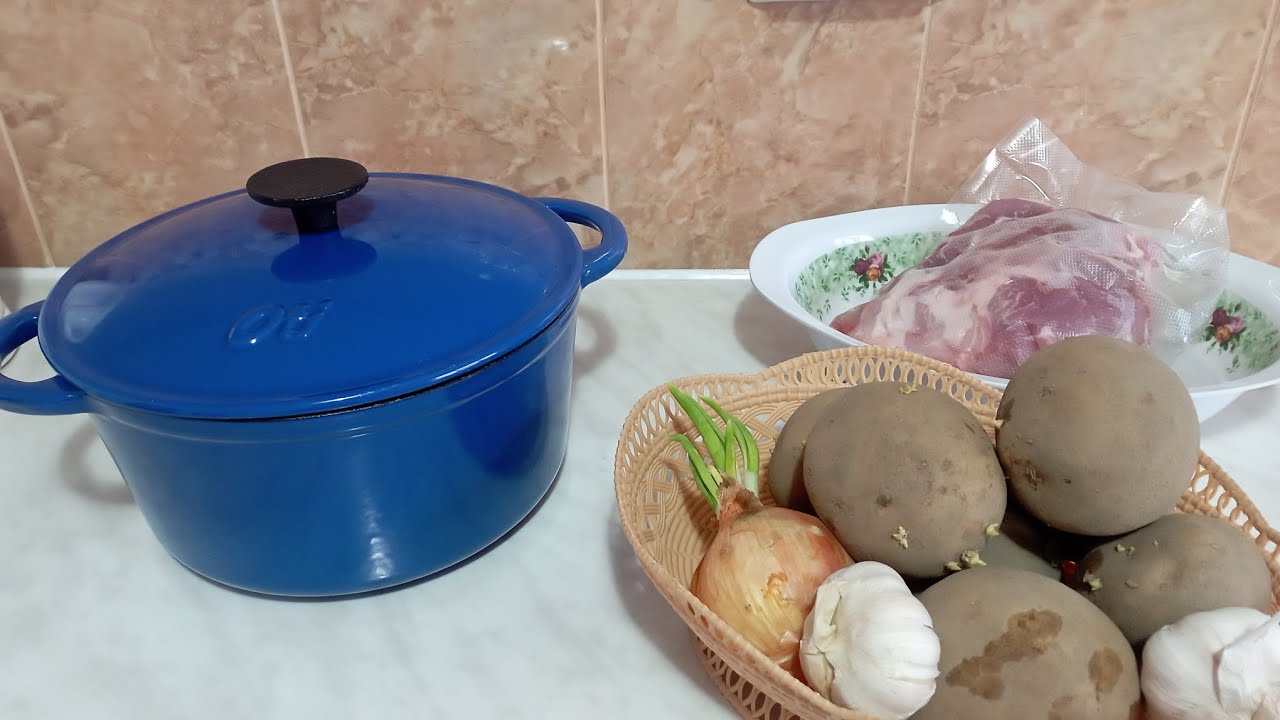 În oala de fonta, mâncarea este mai delicioasă, mai gustoasă :Porc cu cartofi la cuptor 