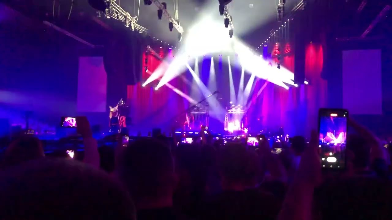 Rúzsa Magdi Live in Aréna-Intro+Queen- Fat Bottomed Girls