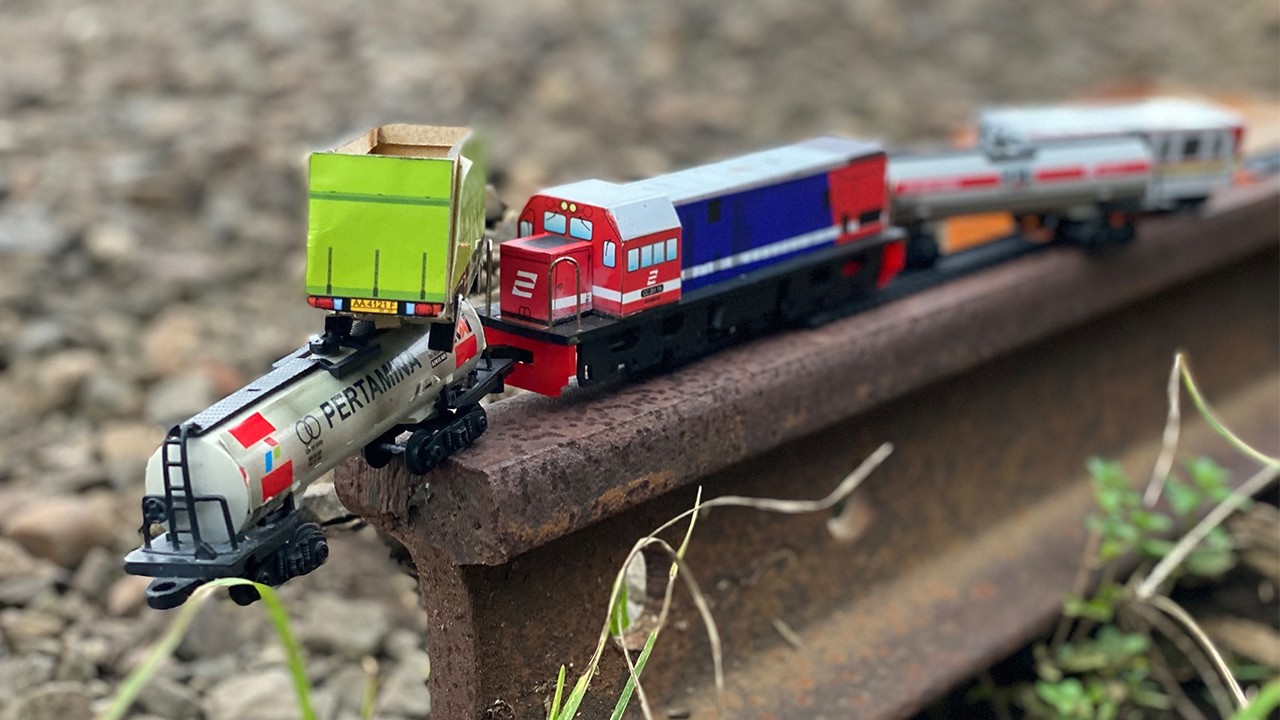 Kereta Api CC201 Perumka Ajlok dari Rel Buntu Menabrak Gerbong Tangki Minyak Pertamina Sampai Jatuh