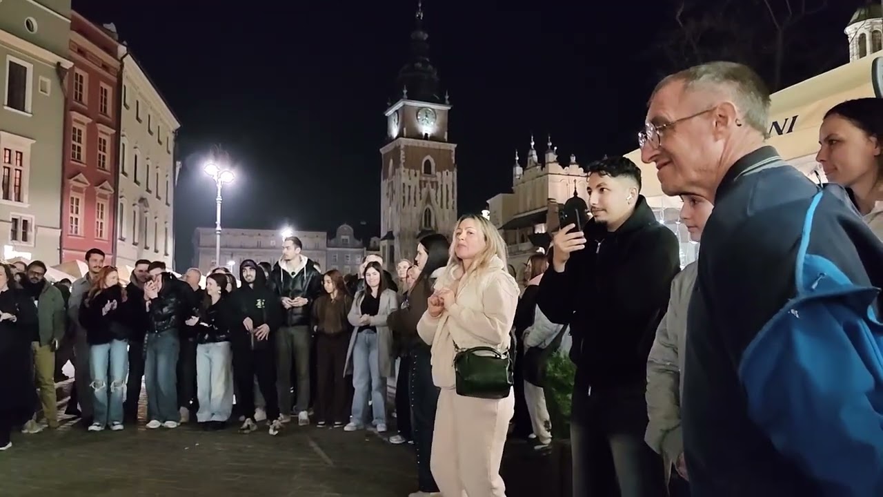 №13 Уличный гитарист и его зрители.