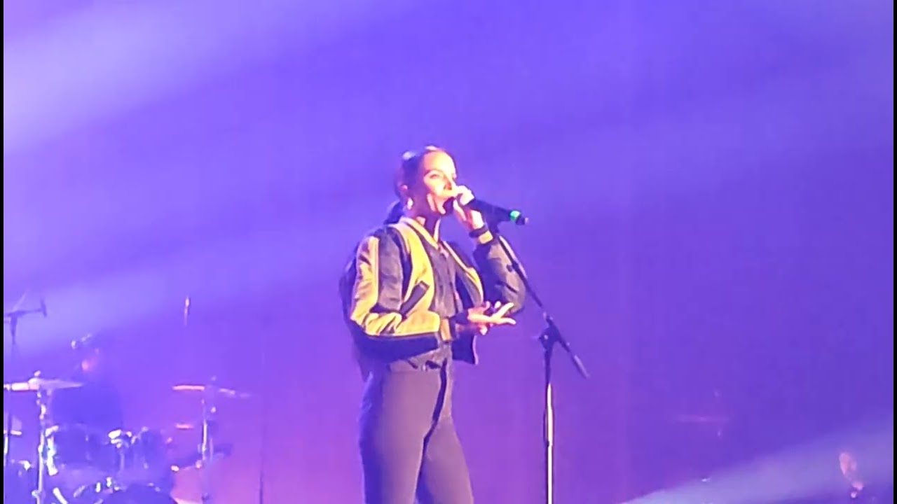 shy'm chante femme de couleur au top music Live Colmar septembre 2022