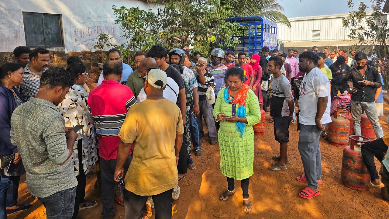Hours Of Waiting! Long Lines For Domestic Gas Cylinder In Mapusa. 
