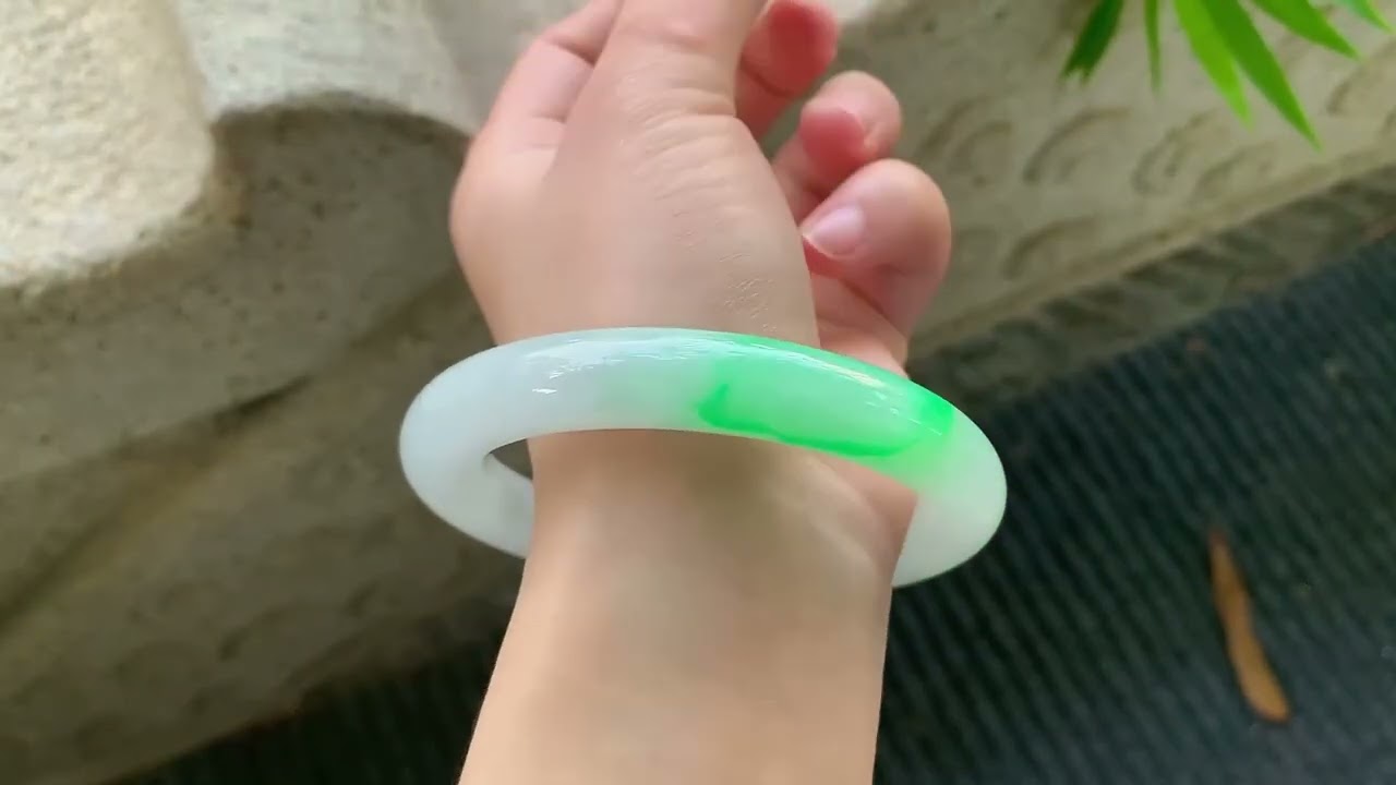 White Base Jadeite Bangle with Floating Green | 58.8mm Round | Classic Old Mine Texture