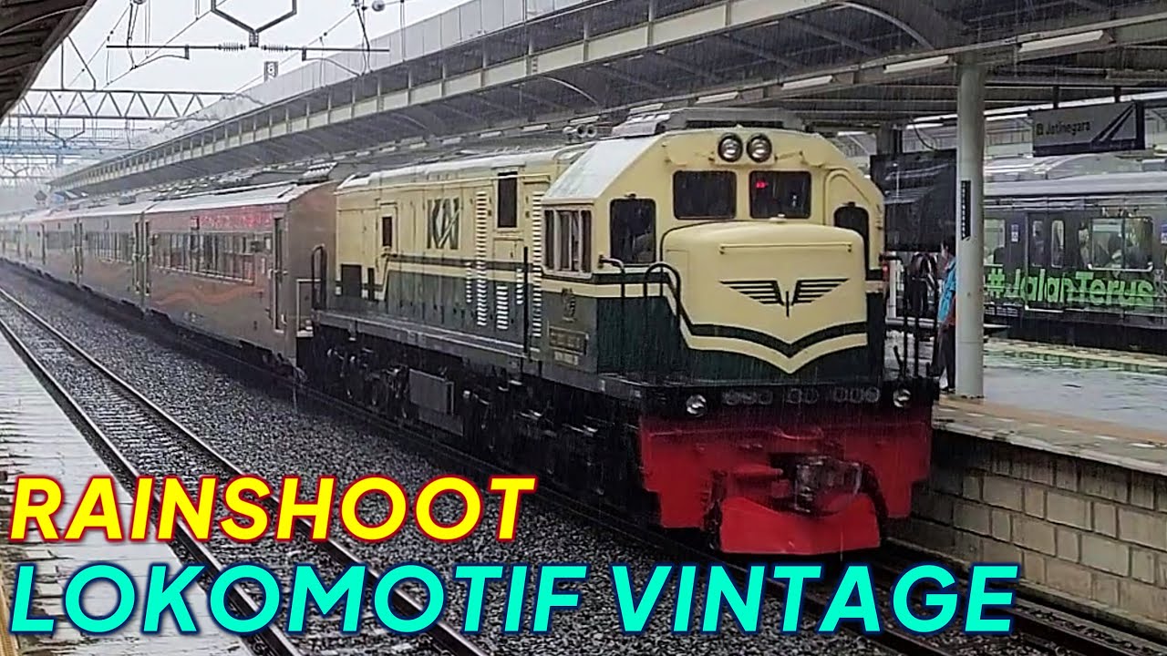 RAINSHOOT LOKOMOTIF VINTAGE DI STASIUN SIBUK | Hunting Kereta Api di Stasiun Jatinegara Saat Hujan