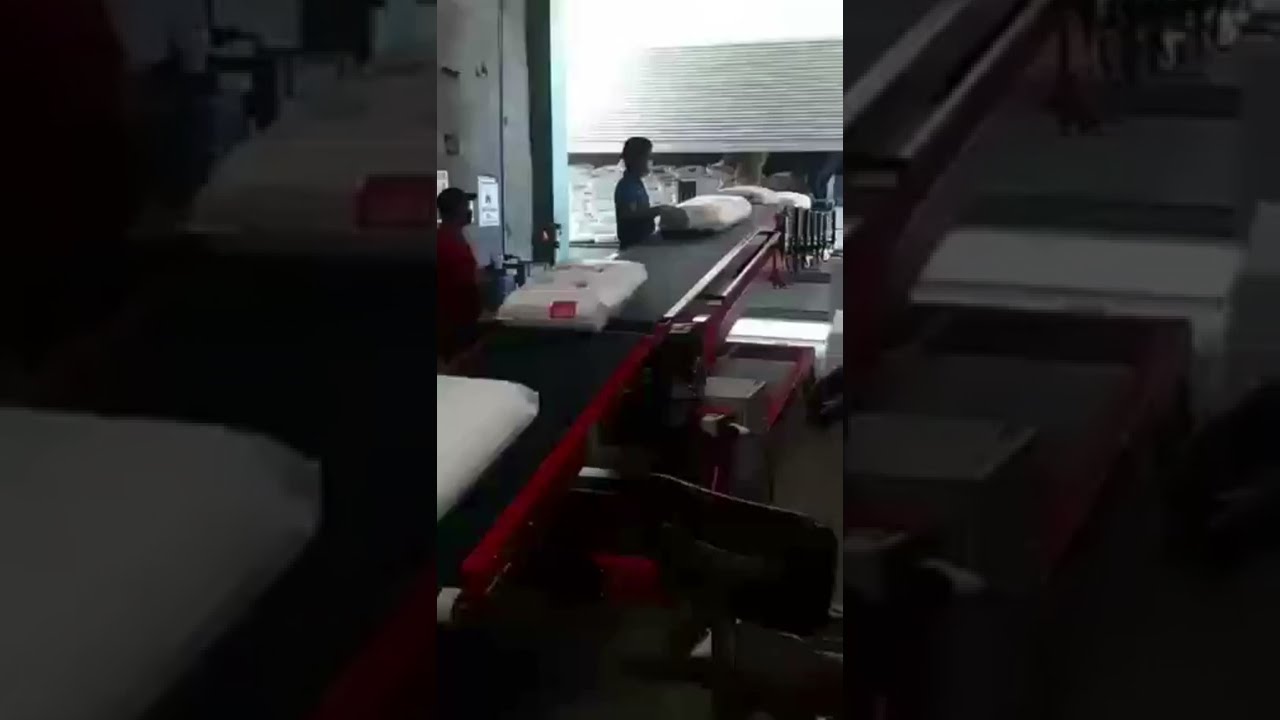 Telescopic truck loading conveyor for load and unload bags