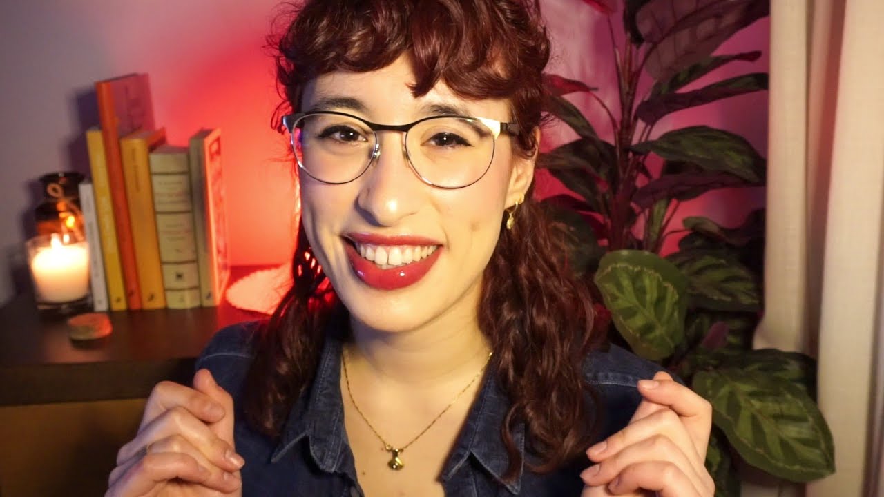 Bibliotecaria amable te ayuda con tus libros 📚📖 Sonidos de teclado · ASMR Roleplay en Español