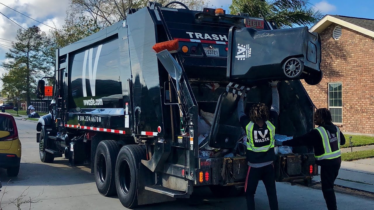 IV Waste Black Mack Heil Rear Loader Garbage Truck