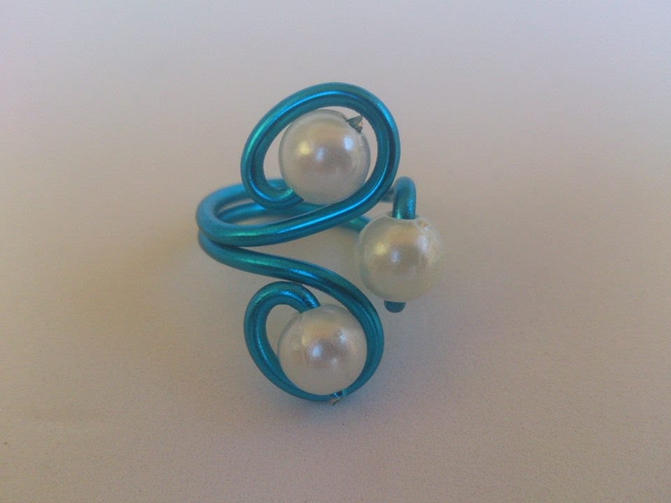 DIY:ANILLO ADAPTABLE DE ALAMBRE DE ALUMINIO CON PERLAS .( azul )