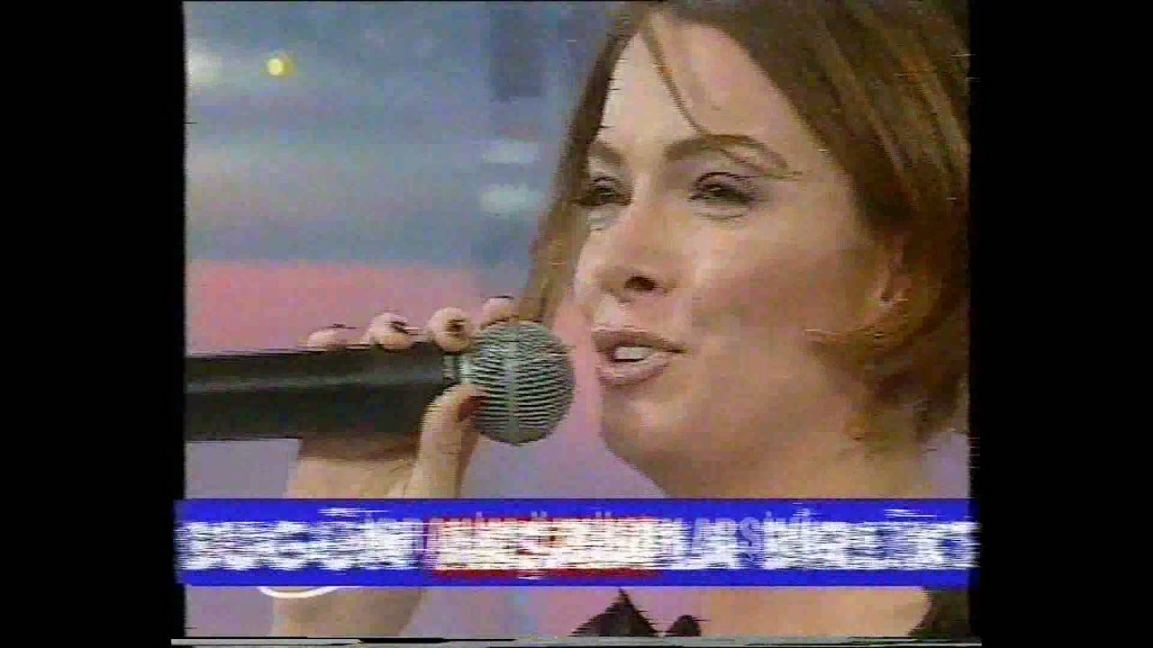 Muazzez Abacı, Pınar Eli&ccedil;e'nin sesini beğenmeyince sahnesine bardak fırlatmış (2000, Pazar S&uuml;rprizi)