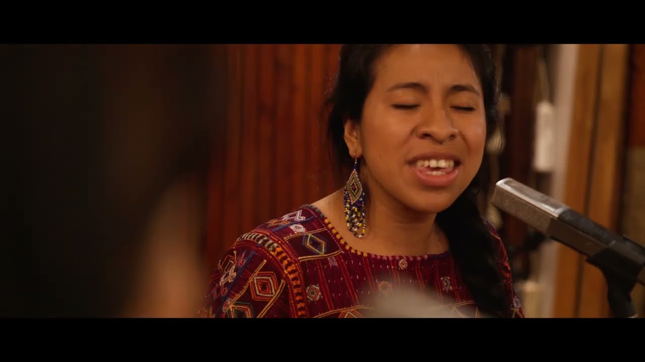 Sola Ya No Más - Sara Curruchich ft Carmen María Vega