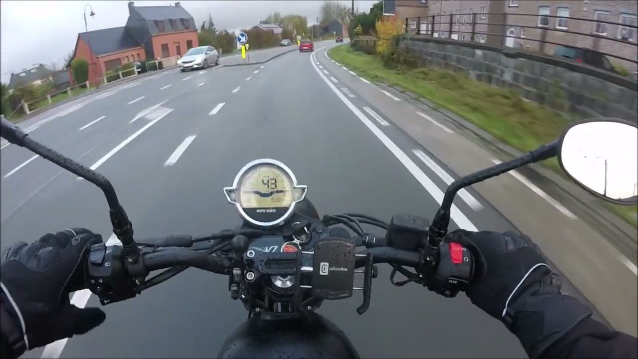 Retour du boulot / Moto Guzzi V7 850 Stone