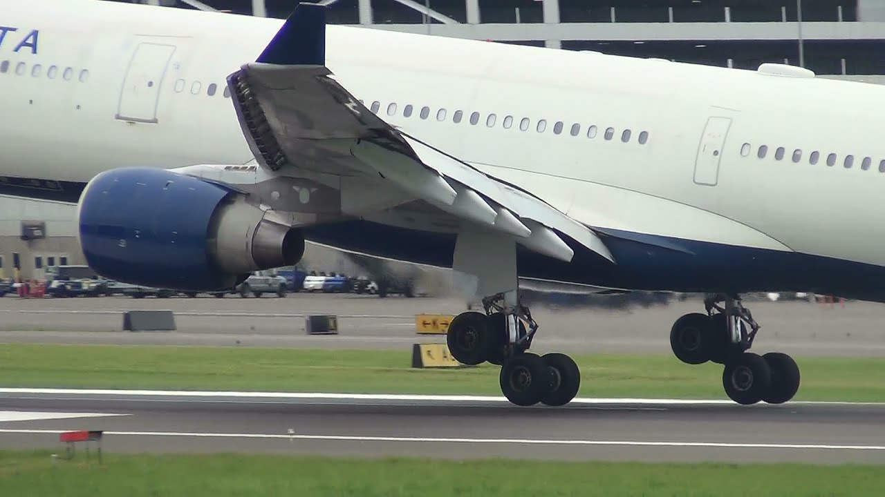 Delta Airlines N814NW A330-300 Landing Portland Airport (PDX)
