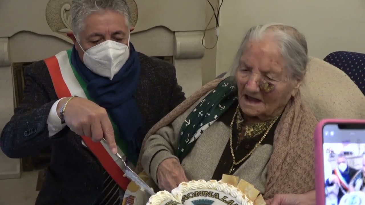Sturno in festa, nonna Laurina spegne 112 candeline: lavoro, famiglia, preghiera e buon vino /VIDEO