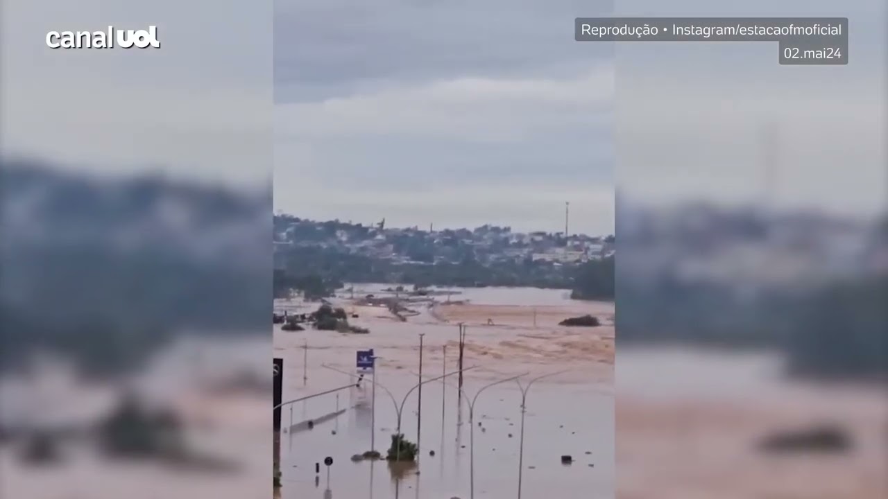 RS debaixo d'&aacute;gua: Balsa &agrave; deriva atinge ponte e tomba durante enchente; v&iacute;deo flagra o momento