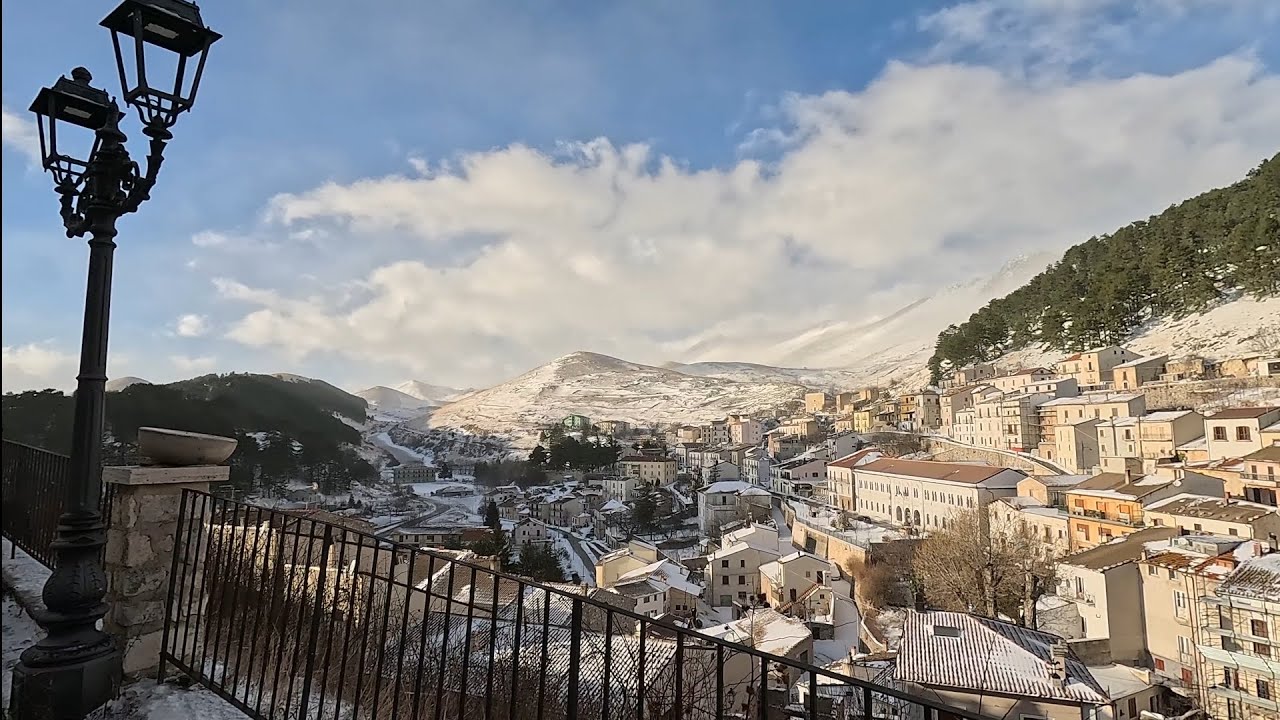 Unbelievable weather in Castel del Monte