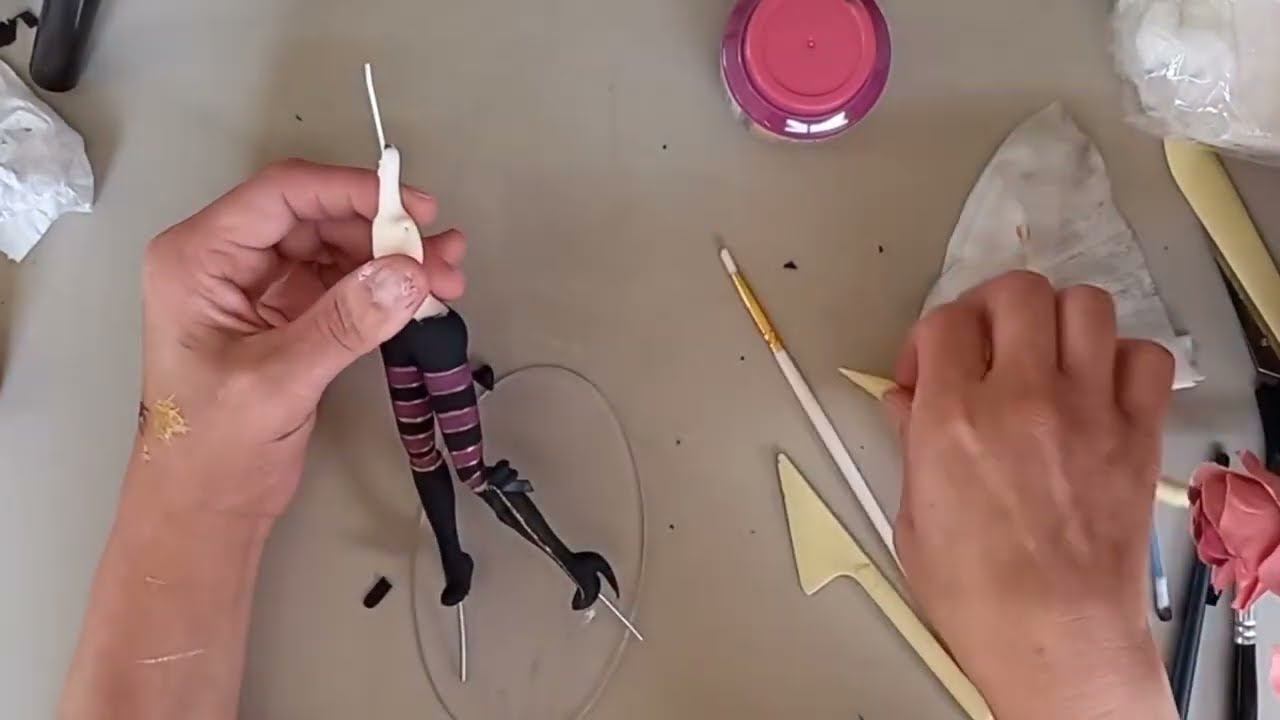 Passo a passo de biscuit Colocando bota 👢 e  meia na Bruxinha  Lulu
