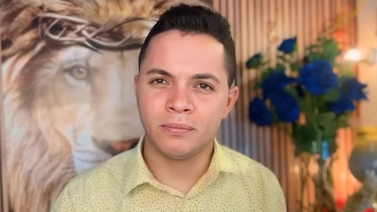 Deus está entrando na área familiar Porque vejo você sofrendo muito Por causa de alguém