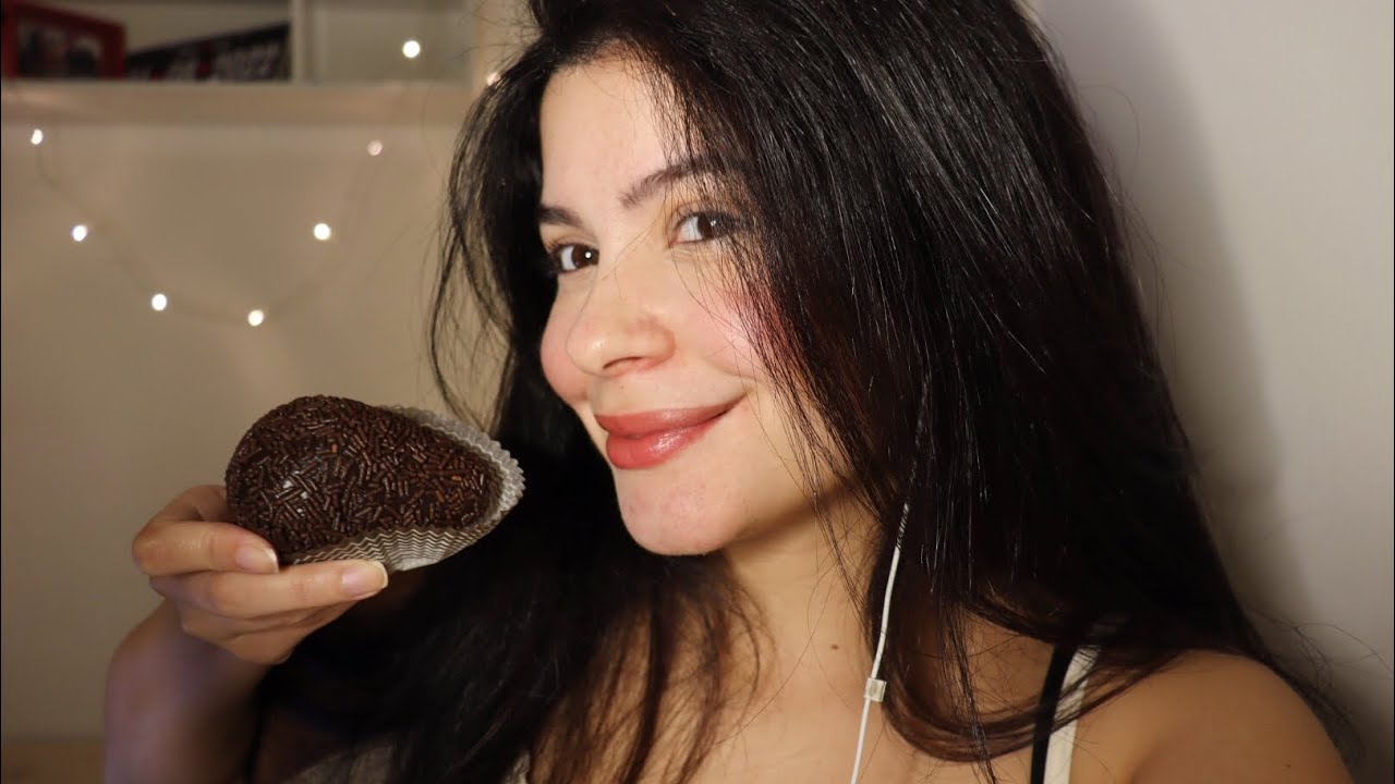 ASMR COMENDO COXINHA DE BRIGADEIRO COM MORANGO