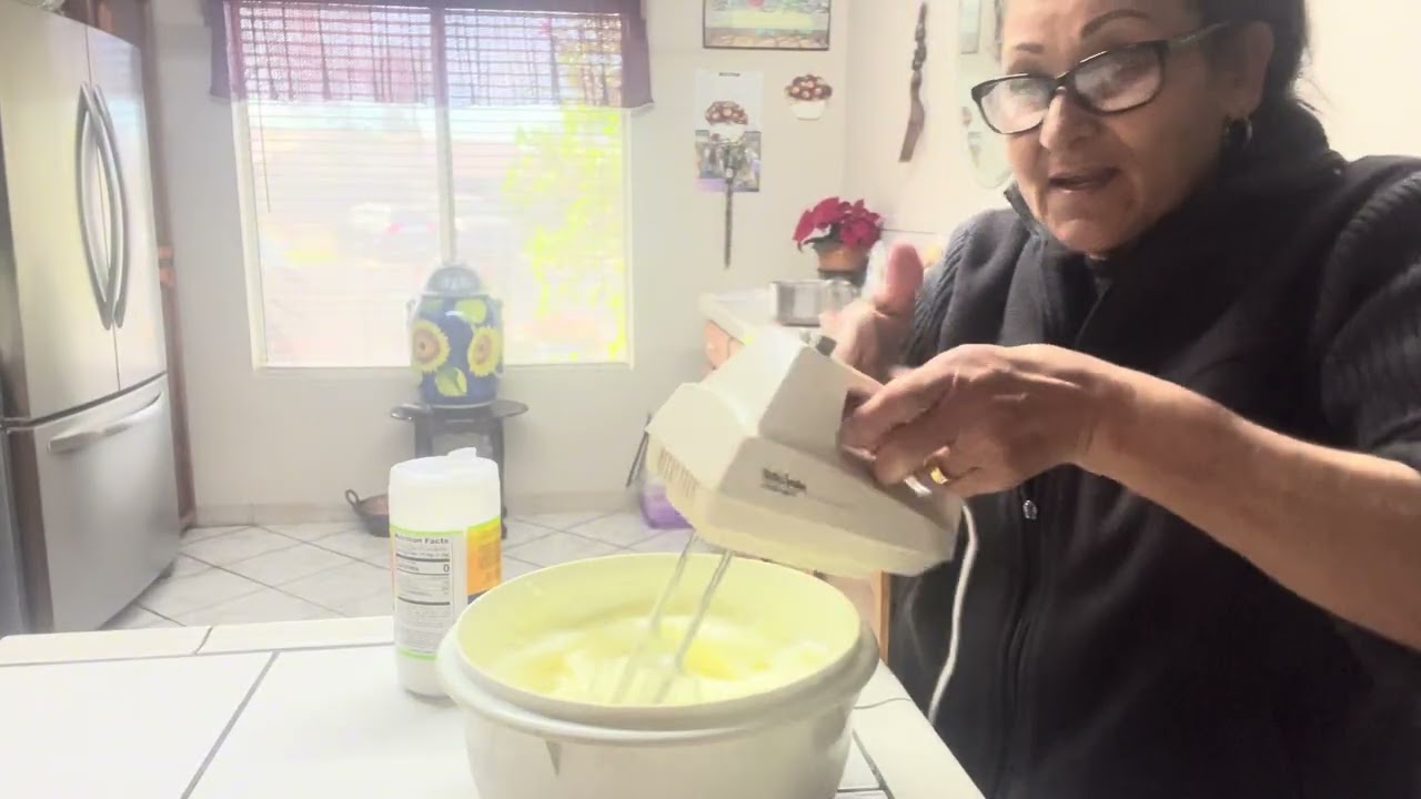 Cosinando unos chiles rellenos de papa con queso 