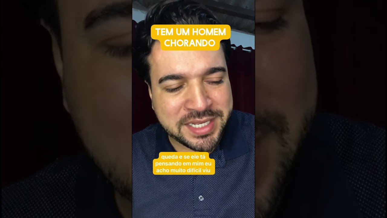 Tem um homem chorando 