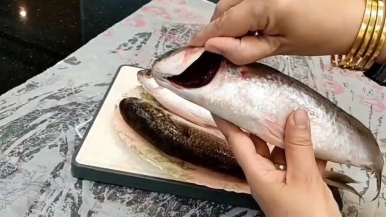 حصري حصري هيبقي ذبده 🤷هاتيه وفي الفرن اكمريه #الفسيخ_ذبده #اكلات_العيد