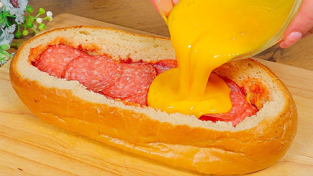 Just pour an egg into bread and you will be shocked. Delicious breakfast in 5 minutes. Egg recipe