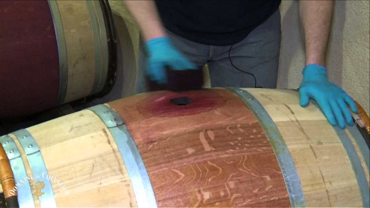 Domaine de Chevalier - Badigeonnage des barriques