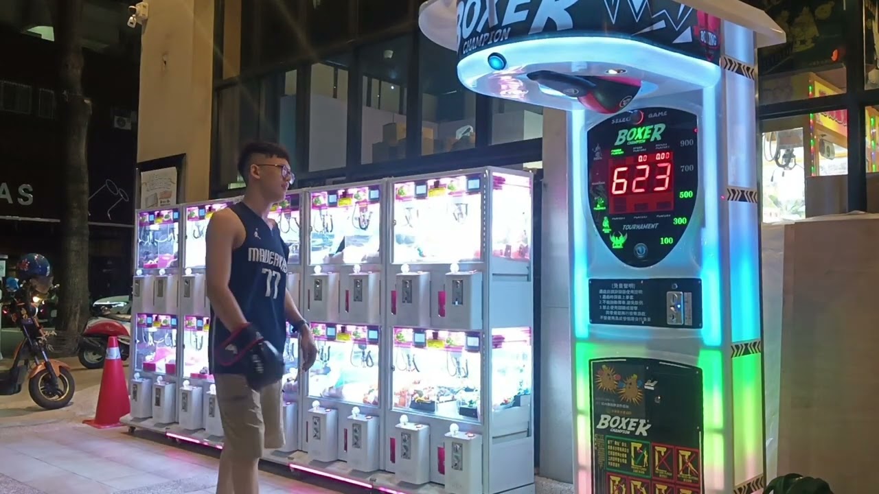 來高雄打2代美式白色拳擊機，地板有點滑，能不能打到7百分以上？