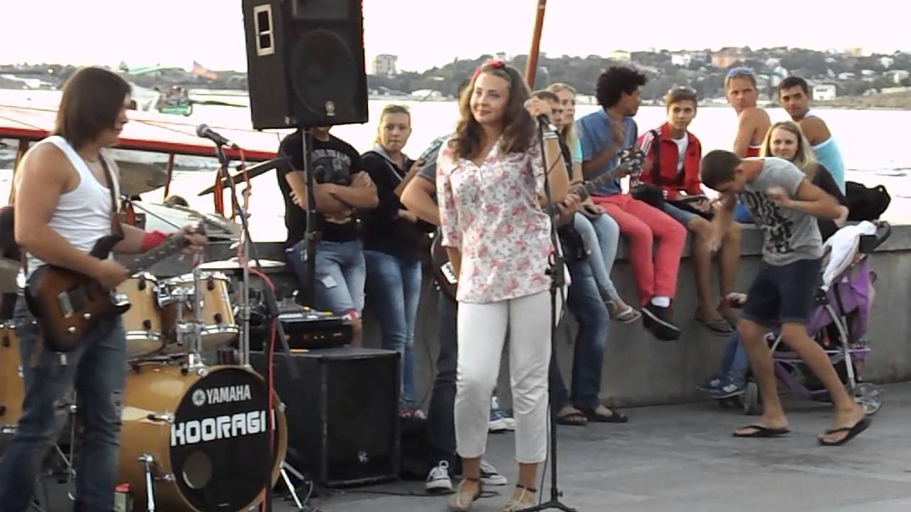 Севастополь - выступление на набережной группы 