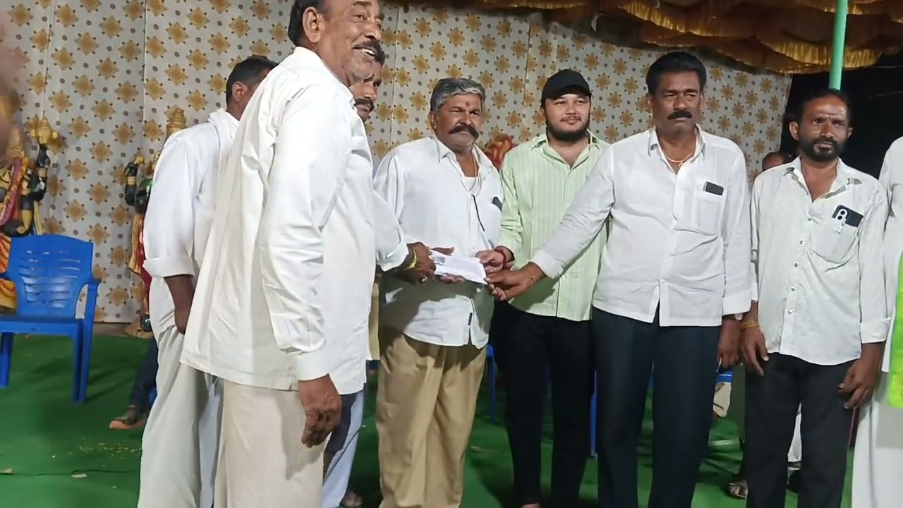 దొండపాడులో సీనియర్స్ విభాగం విజేతలకు  బహుమతులు ఇస్తున్నారు 